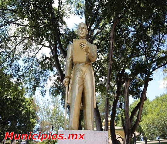 Monumento a Benito Juárez en el Zócalo de Atlixco