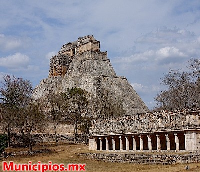 Foto de la Pirámide de Uxmal en Santa Elena